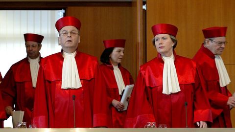 "Die Wohnung ist unverletzlich", heißt es im Grundgesetz. 1998 wurde dieser Artikel 13 deutlich ausgeweitet. Die Neuregelungen dienten dem Zweck, Wohnungen beim Verdacht auf bestimmte schwere Straftaten akustisch überwachen zu dürfen.  Nicht alle hatten aber Bestand. 2004 entschied das Bundesverfassungsgericht in Karlsruhe, dass der Lauschangriff zwar grundsätzlich bestehen bleiben dürfe, die Regelungen im Einzelnen aber teilweise verfassungswidrig seien. Es stellte höhere Hürden für Abhöraktionen auf. Die Politik passte die Regelungen in der Strafprozessordnung 2005 an.