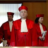 "Die Wohnung ist unverletzlich", heißt es im Grundgesetz. 1998 wurde dieser Artikel 13 deutlich ausgeweitet. Die Neuregelungen dienten dem Zweck, Wohnungen beim Verdacht auf bestimmte schwere Straftaten akustisch überwachen zu dürfen.  Nicht alle hatten aber Bestand. 2004 entschied das Bundesverfassungsgericht in Karlsruhe, dass der Lauschangriff zwar grundsätzlich bestehen bleiben dürfe, die Regelungen im Einzelnen aber teilweise verfassungswidrig seien. Es stellte höhere Hürden für Abhöraktionen auf. Die Politik passte die Regelungen in der Strafprozessordnung 2005 an.