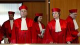 "Die Wohnung ist unverletzlich", heißt es im Grundgesetz. 1998 wurde dieser Artikel 13 deutlich ausgeweitet. Die Neuregelungen dienten dem Zweck, Wohnungen beim Verdacht auf bestimmte schwere Straftaten akustisch überwachen zu dürfen.  Nicht alle hatten aber Bestand. 2004 entschied das Bundesverfassungsgericht in Karlsruhe, dass der Lauschangriff zwar grundsätzlich bestehen bleiben dürfe, die Regelungen im Einzelnen aber teilweise verfassungswidrig seien. Es stellte höhere Hürden für Abhöraktionen auf. Die Politik passte die Regelungen in der Strafprozessordnung 2005 an.