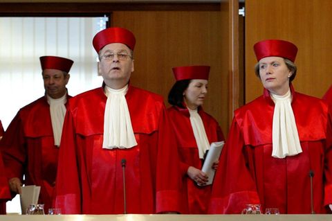 "Die Wohnung ist unverletzlich", heißt es im Grundgesetz. 1998 wurde dieser Artikel 13 deutlich ausgeweitet. Die Neuregelungen dienten dem Zweck, Wohnungen beim Verdacht auf bestimmte schwere Straftaten akustisch überwachen zu dürfen.  Nicht alle hatten aber Bestand. 2004 entschied das Bundesverfassungsgericht in Karlsruhe, dass der Lauschangriff zwar grundsätzlich bestehen bleiben dürfe, die Regelungen im Einzelnen aber teilweise verfassungswidrig seien. Es stellte höhere Hürden für Abhöraktionen auf. Die Politik passte die Regelungen in der Strafprozessordnung 2005 an.