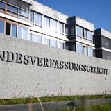 Derzeit wird diskutiert, ob einige Bestimmungen zum Bundesverfassungsgericht selbst ins Grundgesetz geschrieben werden sollen, etwa zur Unabhängigkeit des Gerichts sowie zu Wahl und Amtszeit von Verfassungsrichterinnen und -richtern. So soll das Gericht besser vor möglicher Einflussnahme aus der Politik geschützt werden.