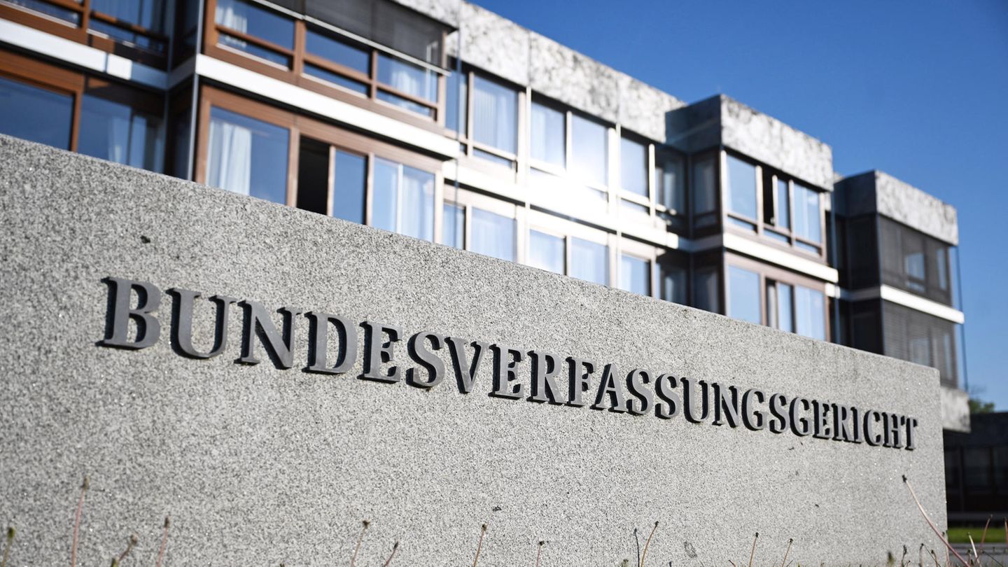 Derzeit wird diskutiert, ob einige Bestimmungen zum Bundesverfassungsgericht selbst ins Grundgesetz geschrieben werden sollen, etwa zur Unabhängigkeit des Gerichts sowie zu Wahl und Amtszeit von Verfassungsrichterinnen und -richtern. So soll das Gericht besser vor möglicher Einflussnahme aus der Politik geschützt werden.