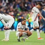 Als einzige Spitze hatte Alonso den 24-jährigen Amine Adli (M.) in die Partie geschickt, der aber wie die gesamte Mannschaft große Probleme hatte, zur gewohnten Form zu finden – das wusste er nach Abpfiff offenbar auch selbst