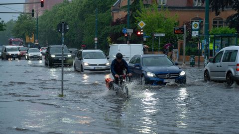 Starkregen hat am späten Nachmittag in Potsdam die Kreuzung Zeppelinstraße/Geschwister-Scholl-Straße unter Wasser gesetzt. 