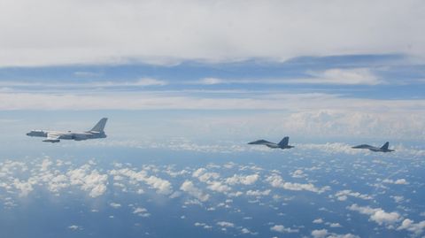 Kampfflugzeuge der chinesischen Volksbefreiungsarmee (PLA) über Taiwan
