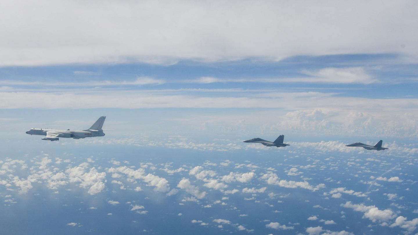 Kampfflugzeuge der chinesischen Volksbefreiungsarmee (PLA) üben nahe Taiwan