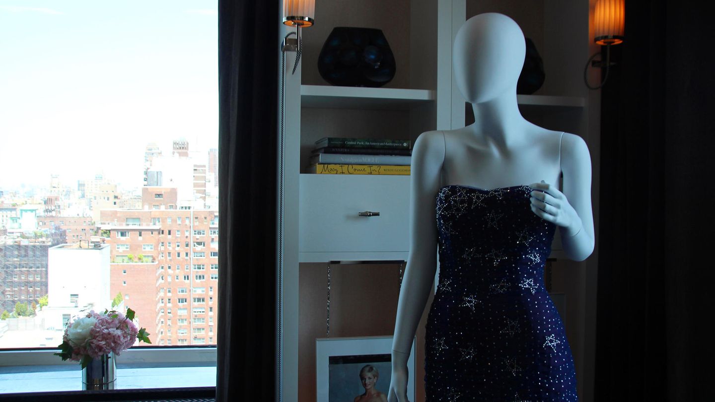 Auktion in Los Angeles: Mehrere Kleider von Prinzessin Diana kommen unter den Hammer