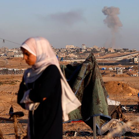 Eine Frau geht nach einem israelischen Luftangriff an der Stadt Rafah vorbei