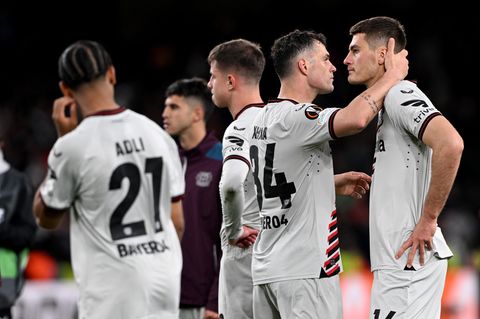 Geknickte Leverkusener nach der Niederlage im Europa-League-Finale gegen Atalanta Bergamo