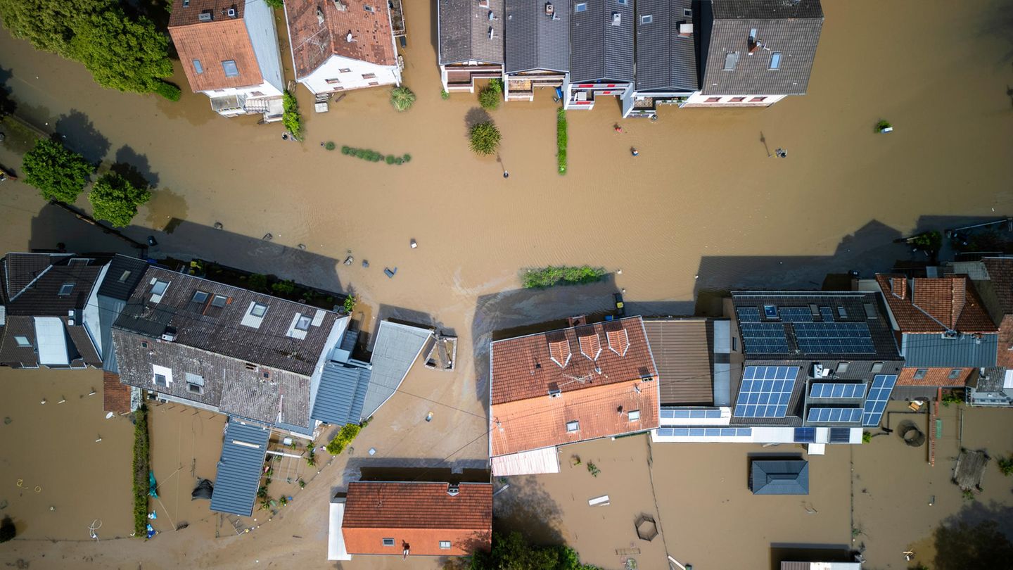 Überflutete Straße nach Hochwasser in Kleinblittersdorf im Saarland