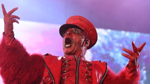 Frontmann der Band Rammstein Till Lindemann bei einem Konzert