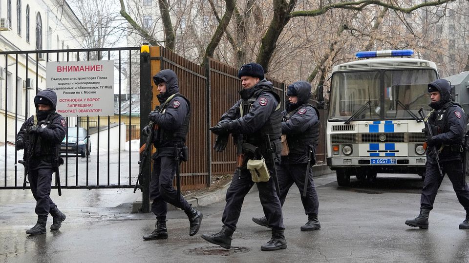 Polizisten gehen an einem Bezirksgericht in Moskau, Russland vorbei