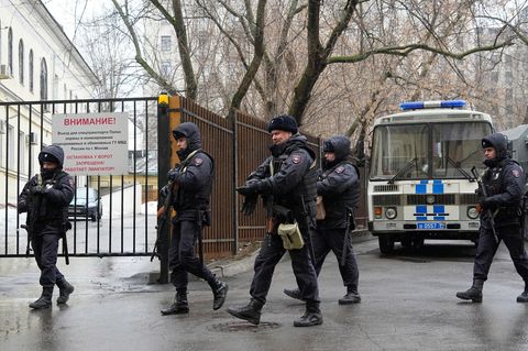Polizisten gehen an einem Bezirksgericht in Moskau, Russland vorbei