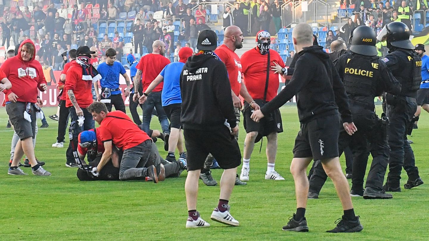 Hooligans haben den Rasen der Doosan Arena in Pilsen gestürmt, die Polizei geht dazwischen
