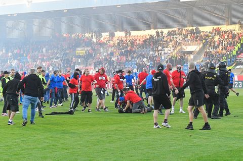 Hooligans haben den Rasen der Doosan Arena in Pilsen gestürmt, die Polizei geht dazwischen