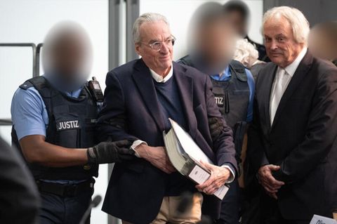 Der Hauptangeklagte Heinrich XIII. Prinz Reuß (M.) wird am zweiten Verhandlungstag des "Reichsbürger"-Prozesses in den Gerichtssaal geführt