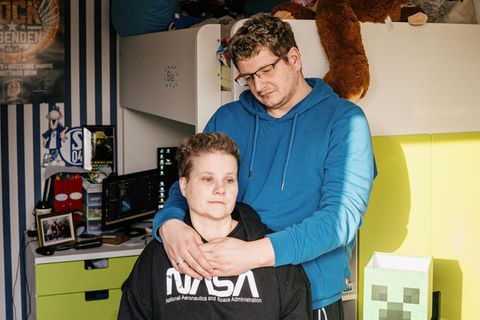 Marko und Nadine Köppe stehen im Kinderzimmer von Elias