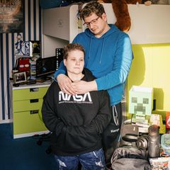 Marko und Nadine Köppe stehen im Kinderzimmer von Elias