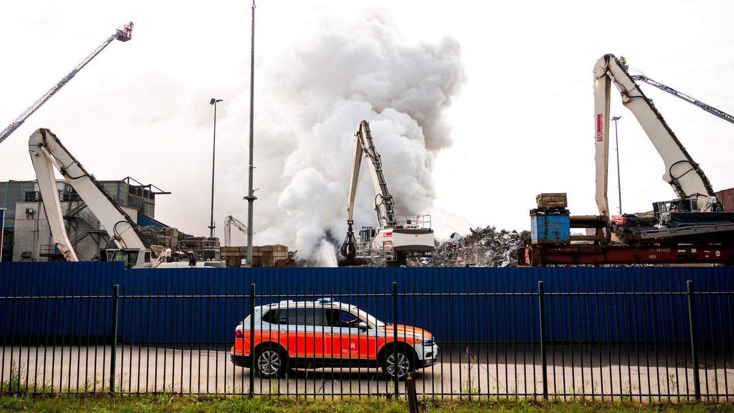 Dichter Rauch über Hamburg-Harburg: Die Brandursache ist noch unklar