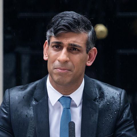 Stand nicht nur sprichwörtlich im Regen: Premier Rishi Sunak bei der Verkündung von Neuwahlen vor dem Regierungssitz Downing Street