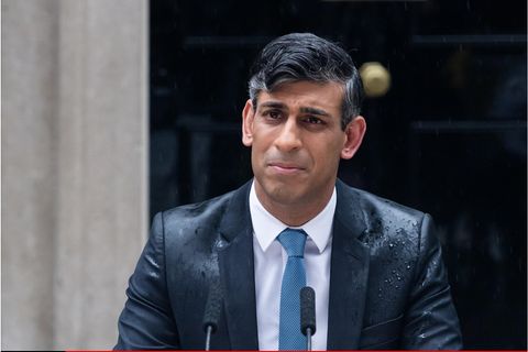 Stand nicht nur sprichwörtlich im Regen: Premier Rishi Sunak bei der Verkündung von Neuwahlen vor dem Regierungssitz Downing Street