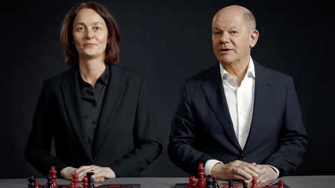 SPD Wahl-Spot: Katarina Barley und Olaf Scholz vor zwei Schachbrettern in Rot und Schwarz