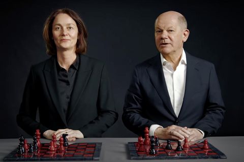 SPD Wahl-Spot: Katarina Barley und Olaf Scholz vor zwei Schachbrettern in Rot und Schwarz