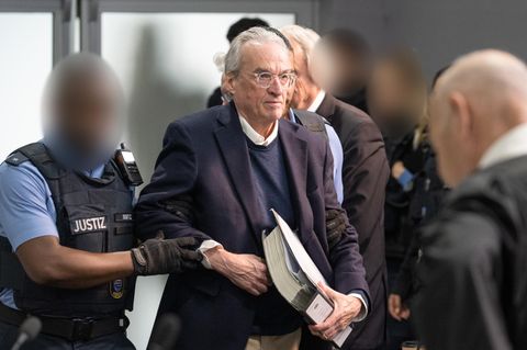 Der Hauptangeklagte Heinrich XIII. Prinz Reuß wird in den Gerichtssaal geführt. Die Bundesanwaltschaft legt den insgesamt neun Beschuldigten unter anderem die Mitgliedschaft in einer terroristischen Vereinigung zur Last.
