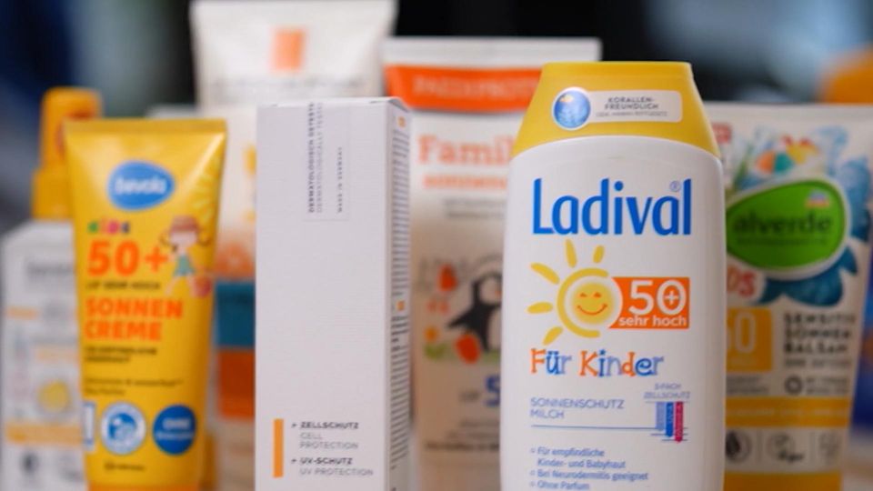 Verschiedene Sonnencremes stehen auf einem Tisch