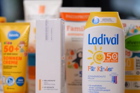 Verschiedene Sonnencremes stehen auf einem Tisch