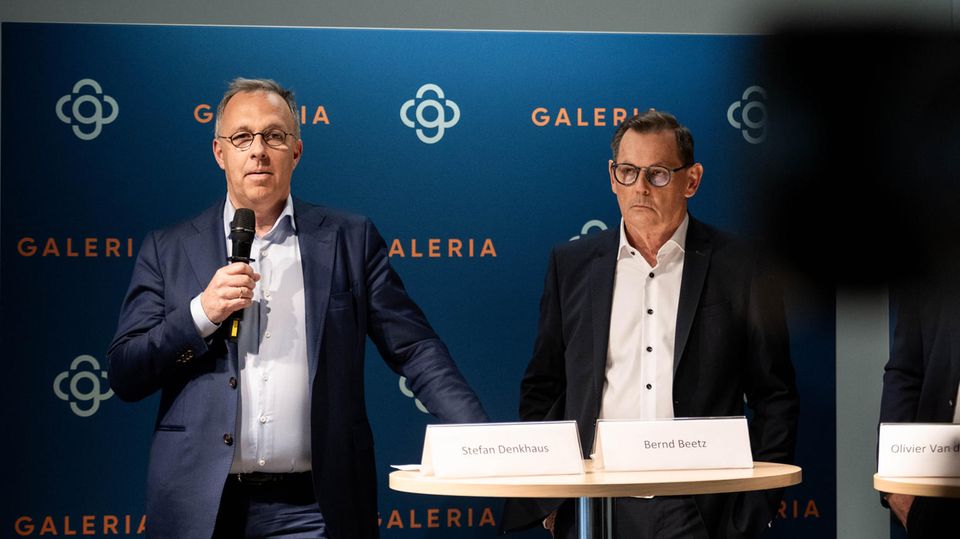 Insolvenzverwalter Stefan Denkhaus (l.) und der Investor Bernd Beetz bei einer Pressekonferenz