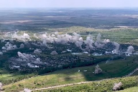 Raketeneinschläge über einer Stadt in der Ukraine