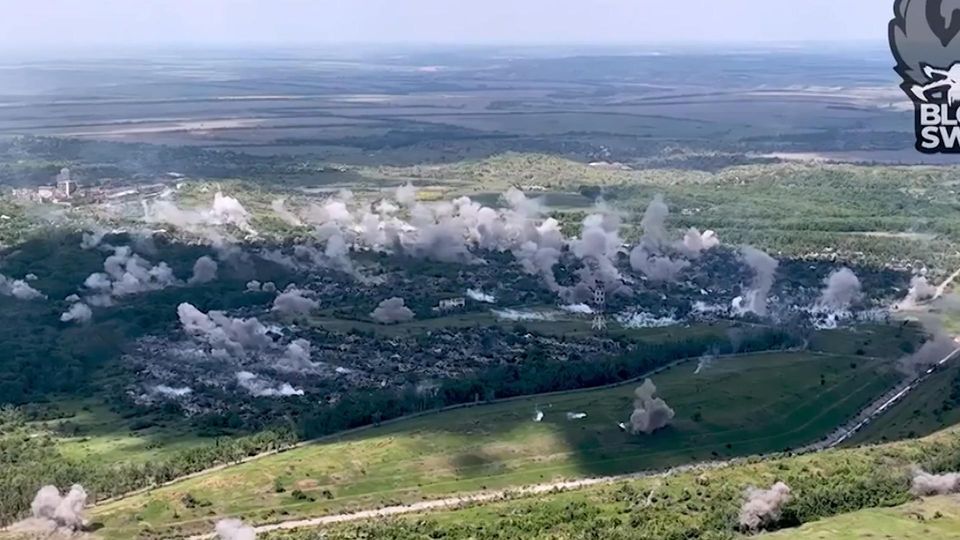 Raketeneinschläge über einer Stadt in der Ukraine