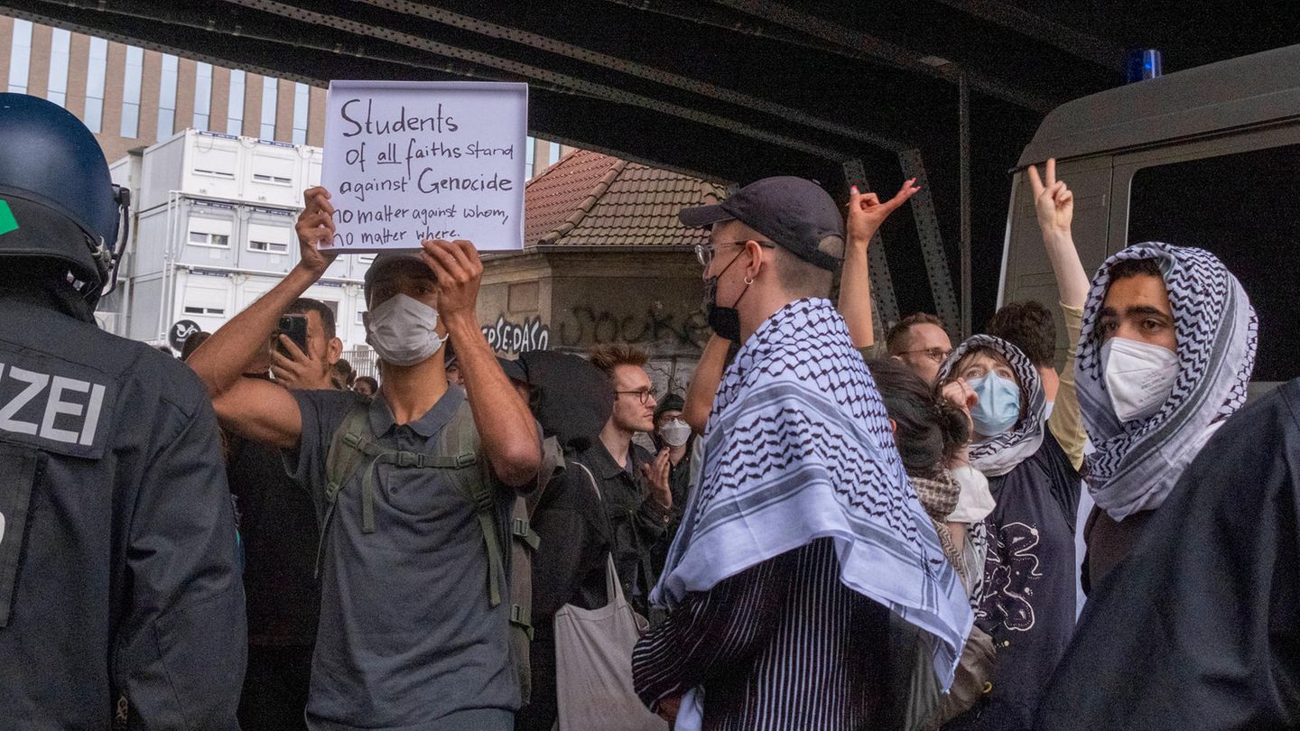 Propalästinensischer Protest: Ultimatum abgelaufen: Polizei räumt besetztes Gebäude der Humboldt-Uni