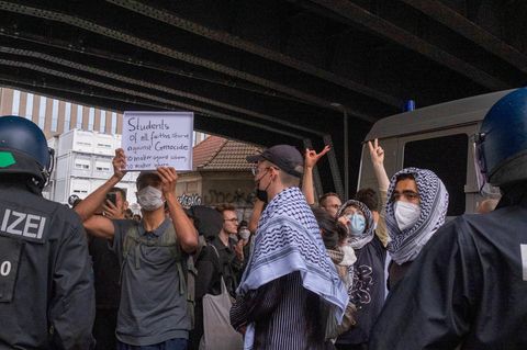 "Bedingungslose Solidarität mit dem palästinensischen Volk", fordern Protestierer an der HU in Berlin