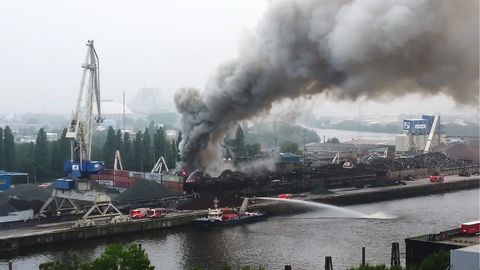 Riesige Rauchwolke über Hamburg: Berg aus Altmetall geht in Flammen auf