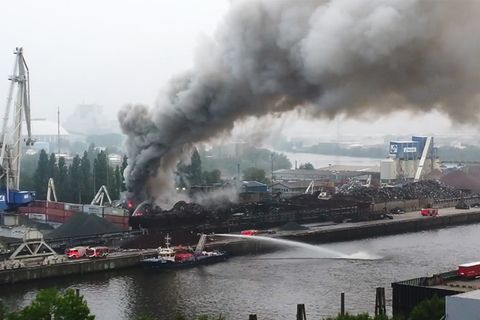 Riesige Rauchwolke über Hamburg: Berg aus Altmetall geht in Flammen auf