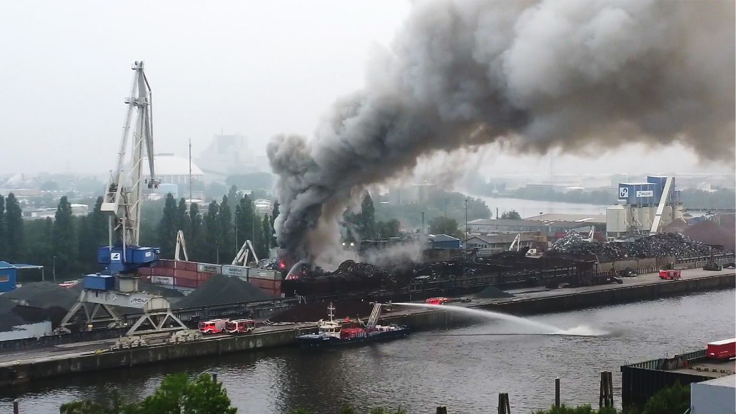 Altmetall in Flammen: Brennender Schrottberg: Riesige Rauchwolke über Hamburger Hafen