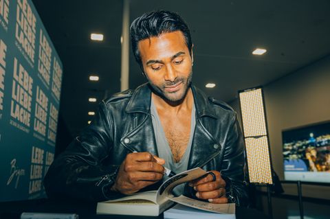 Ein Herz und ein Smiley: Biyon Kattilathu signiert für seine Fans