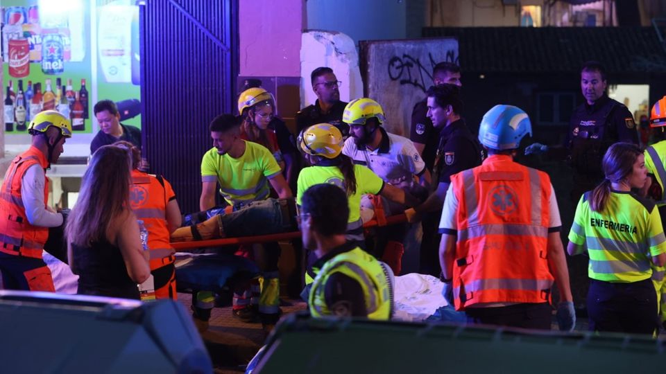 Auf Mallorca stehen Rettungskräfte vor einem kollabierten Gebäude
