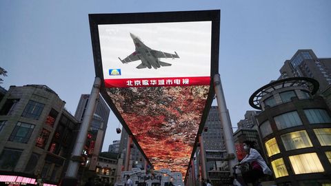 Auf einem Großbildschirm in Peking zeigt China, dass das Militär eine zweitägige Übung rund um Taiwan begonnen hat