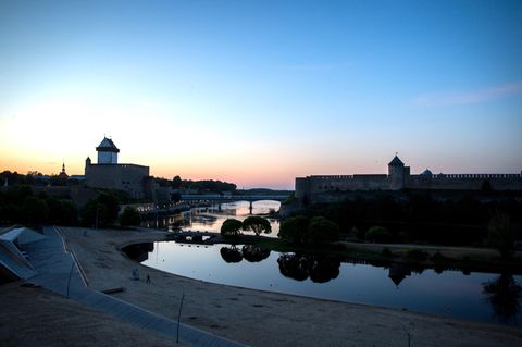 Der Fluss Narva trennt Estland und Russland. Moskau hat dort nun Bojen entfernt und die estnische Regierung damit provoziert.