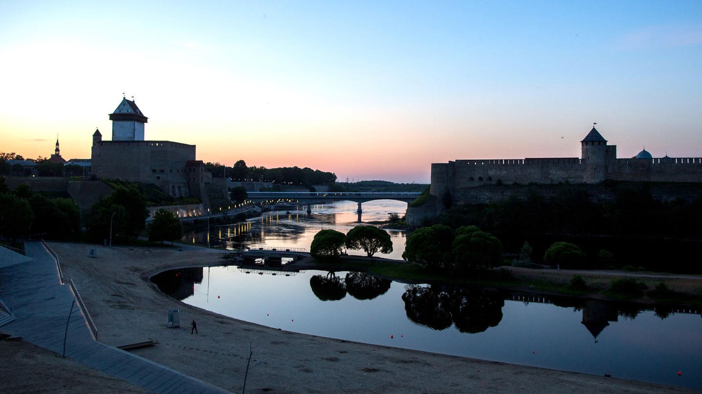 Der Fluss Narva trennt Estland und Russland. Moskau hat dort nun Bojen entfernt und die estnische Regierung damit provoziert.