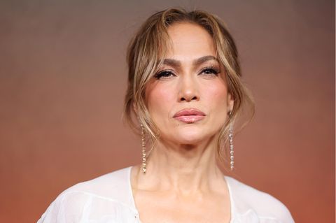 Jennifer Lopez schaut mit ernstem Blick