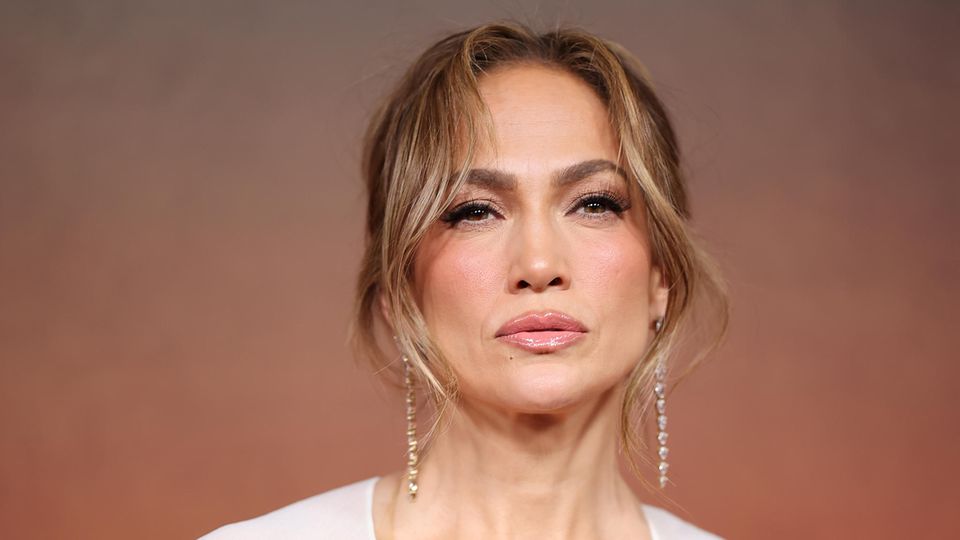 Jennifer Lopez schaut mit ernstem Blick