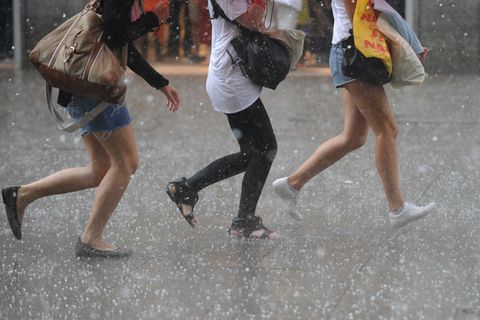 Wetter: Menschen rennen bei Starkregen durch eine Fußgängerzone