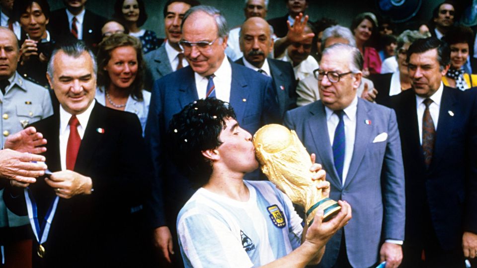 1986 wurde Diego Maradona mit Argentinien Fußball-Weltmeister. Als bester Spieler wurde er mit dem "Goldenen Ball" ausgezeichnet. Um diese Trophäe gibt es nun Streit.