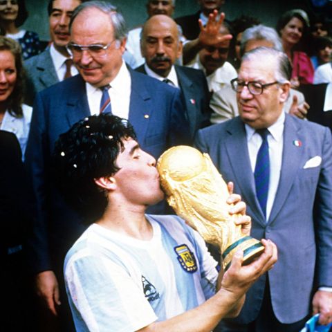 Goldener Ball: 1986 wurde Diego Maradona mit Argentinien Fußball-Weltmeister. Als bester Spieler wurde er mit dem "Goldenen Ball" ausgezeichnet. Um diese Trophäe gibt es nun Streit. 1986 wurde Diego Maradona mit Argentinien Fußball-Weltmeister. Als bester Spieler wurde er mit dem "Goldenen Ball" ausgezeichnet. Um diese Trophäe gibt es nun Streit.