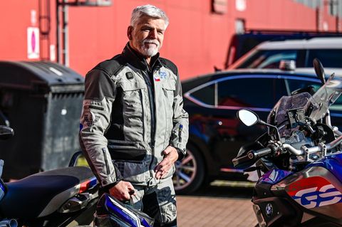 Tschechiens Präsident ist als begeisterter Motorradfahrer bekannt, hier im März 2023