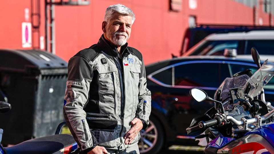 Tschechiens Präsident ist als begeisterter Motorradfahrer bekannt, hier im März 2023